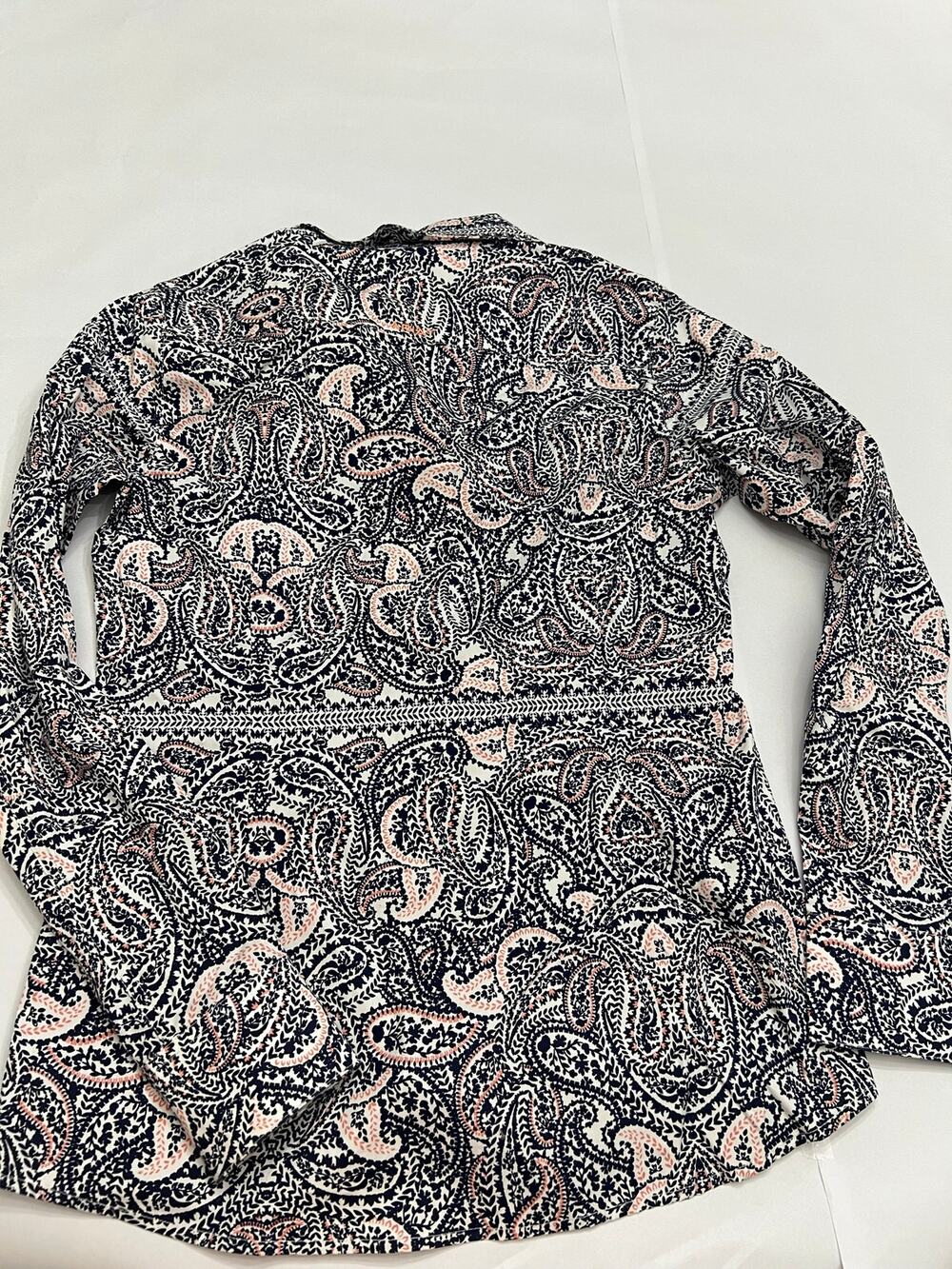 Ariat Real Womenโs Medium Fitted Paisley Button-Up Shirt โ Navy & Coral